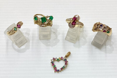 クリスマスジュエリー、エメラルドリング、ルビーリング