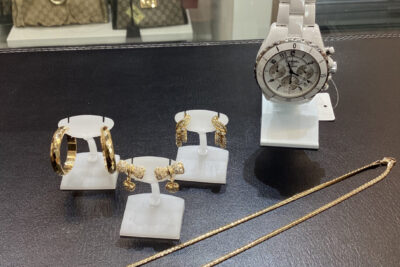 ピアス、ネックレス、シャネル腕時計